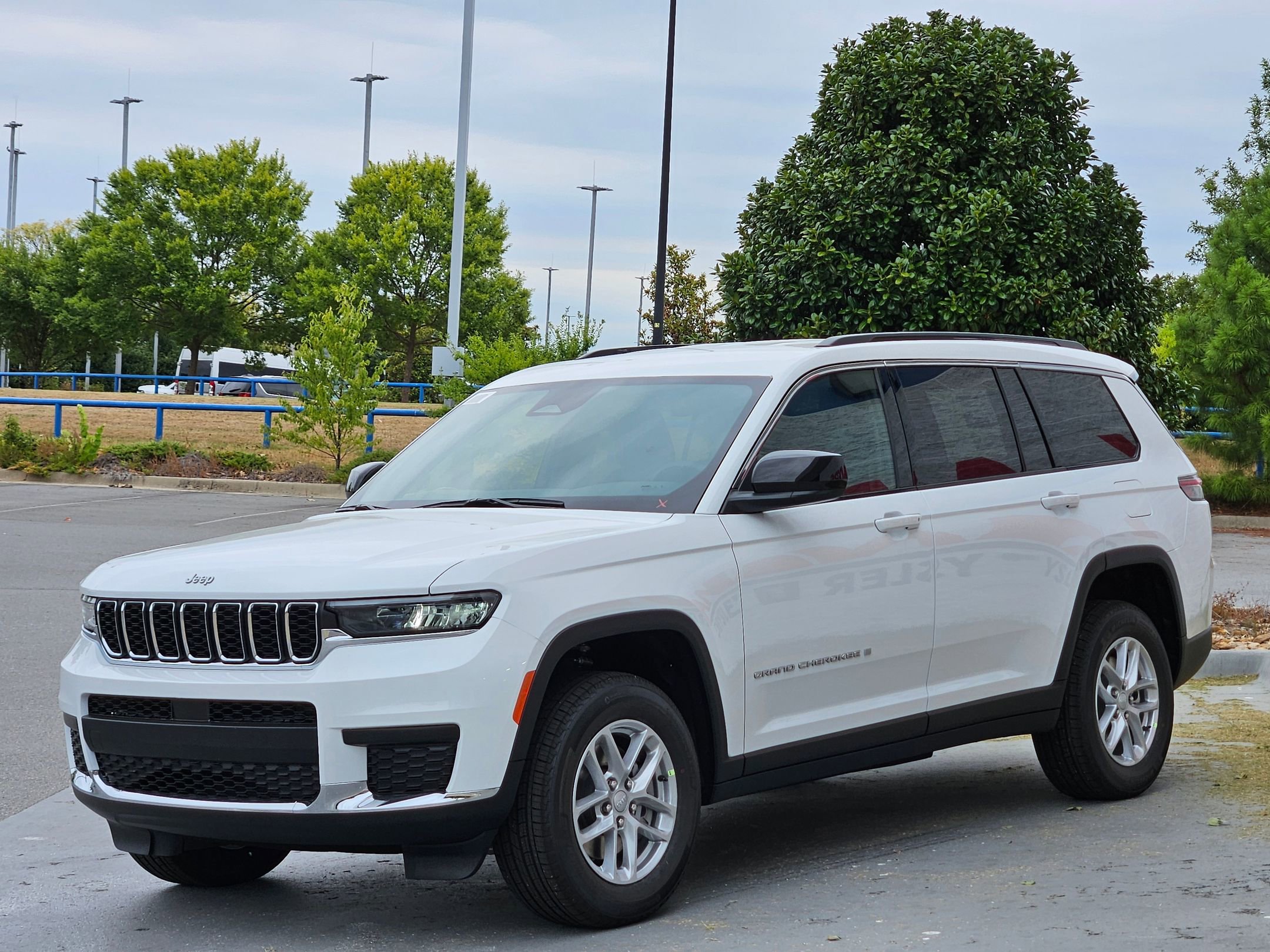2025 Jeep Grand Cherokee Laredo Altitude photo 3