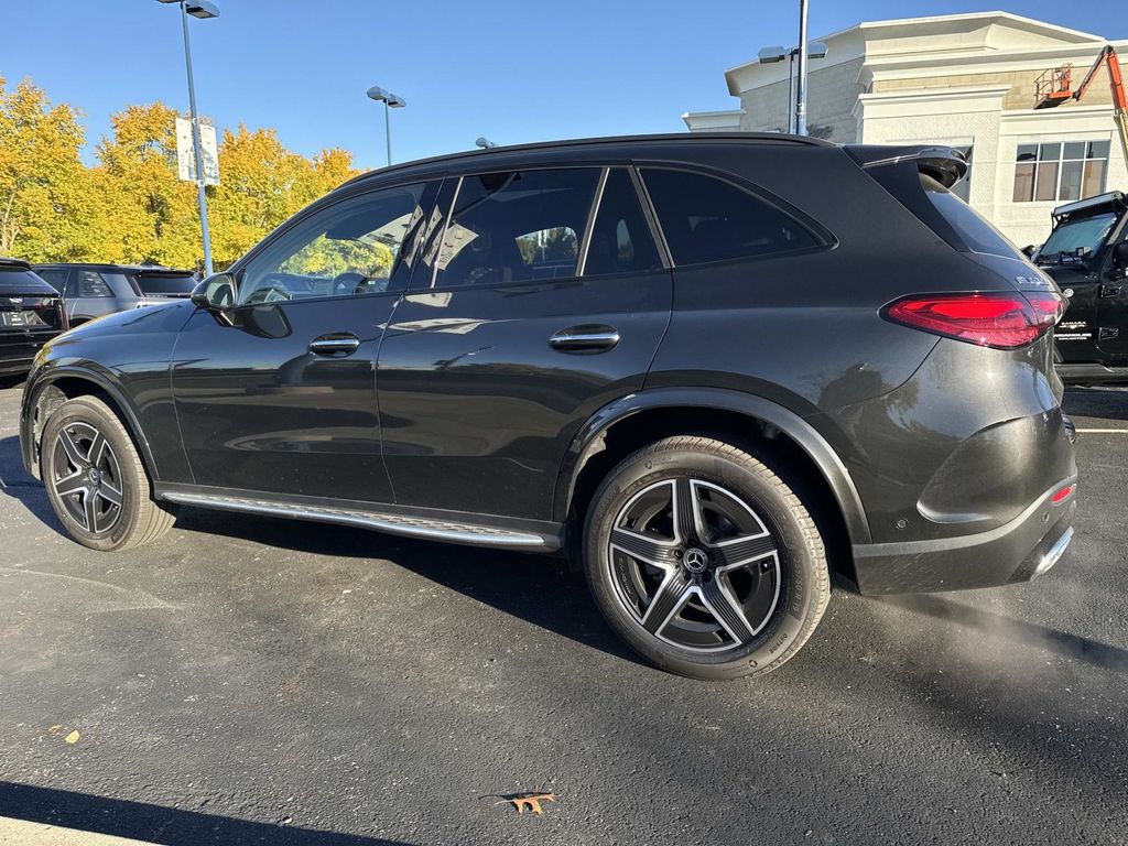 2025 Mercedes Benz GLC 300 4MATIC photo 3