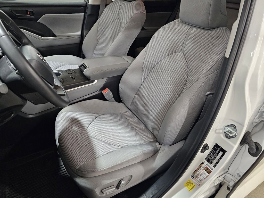 2024 Toyota Highlander LE photo 13