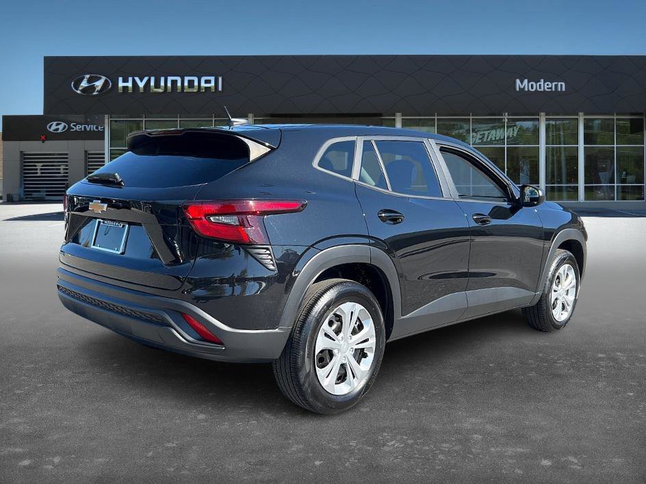 2024 Chevrolet Trax LS photo 2