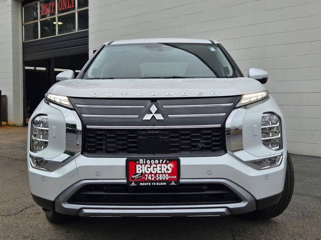 2025 Mitsubishi Outlander SE photo 2