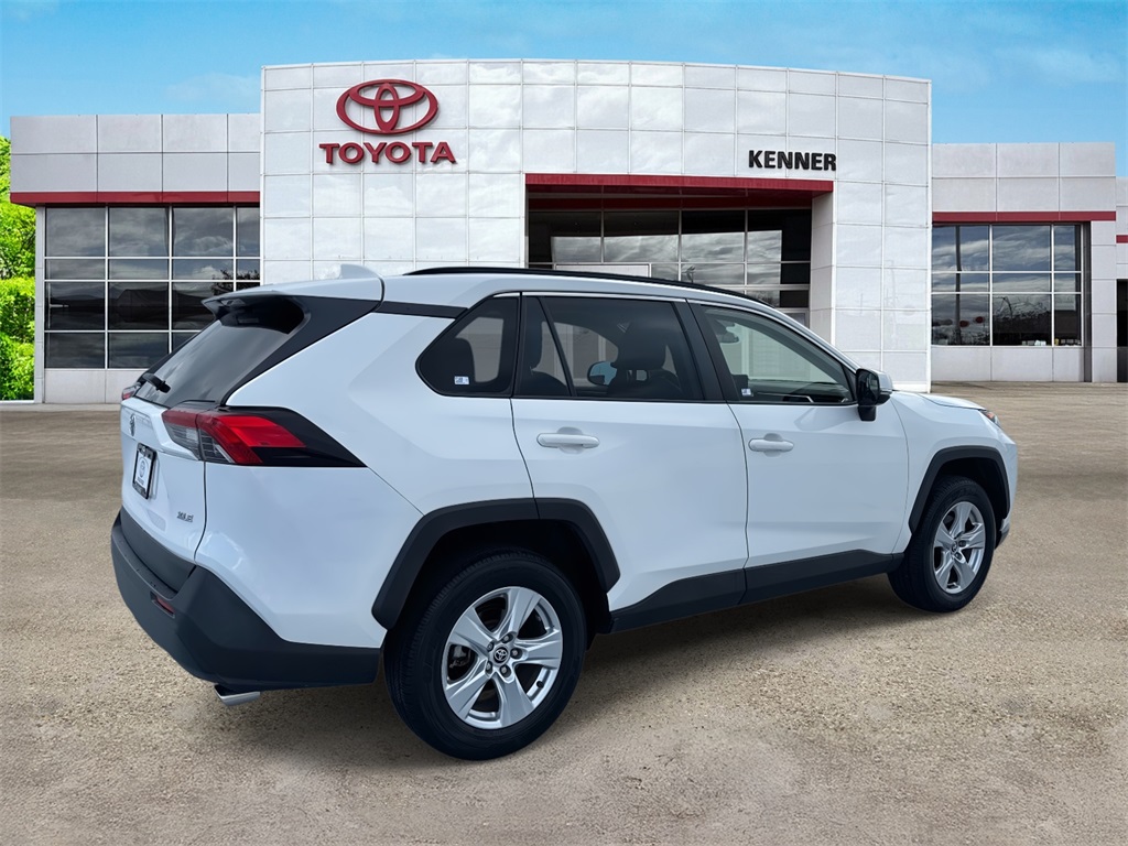 2020 Toyota RAV4 XLE photo 2