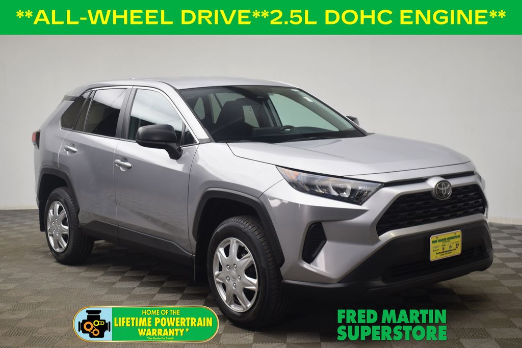 2022 Toyota RAV4 LE's photo