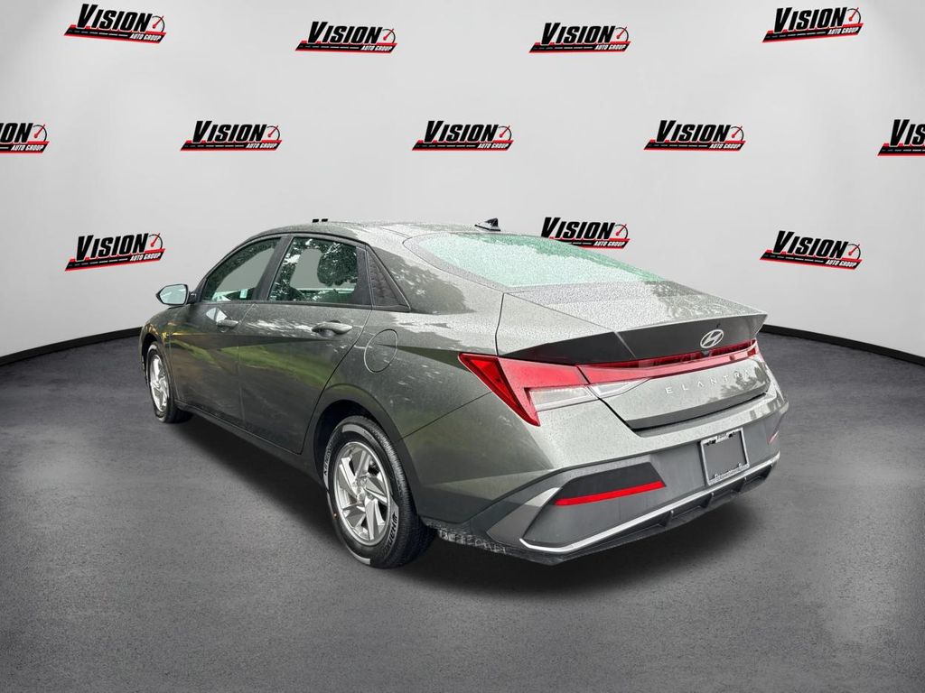 2025 Hyundai Elantra SE photo 5