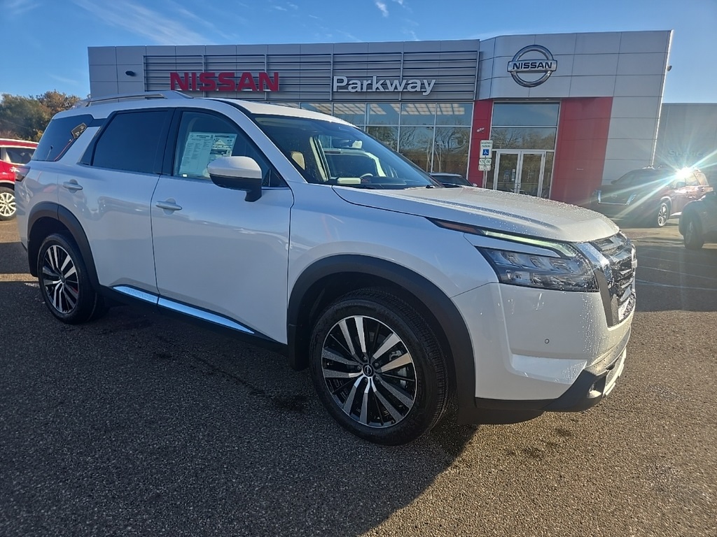 2025 Nissan Pathfinder Platinum's photo