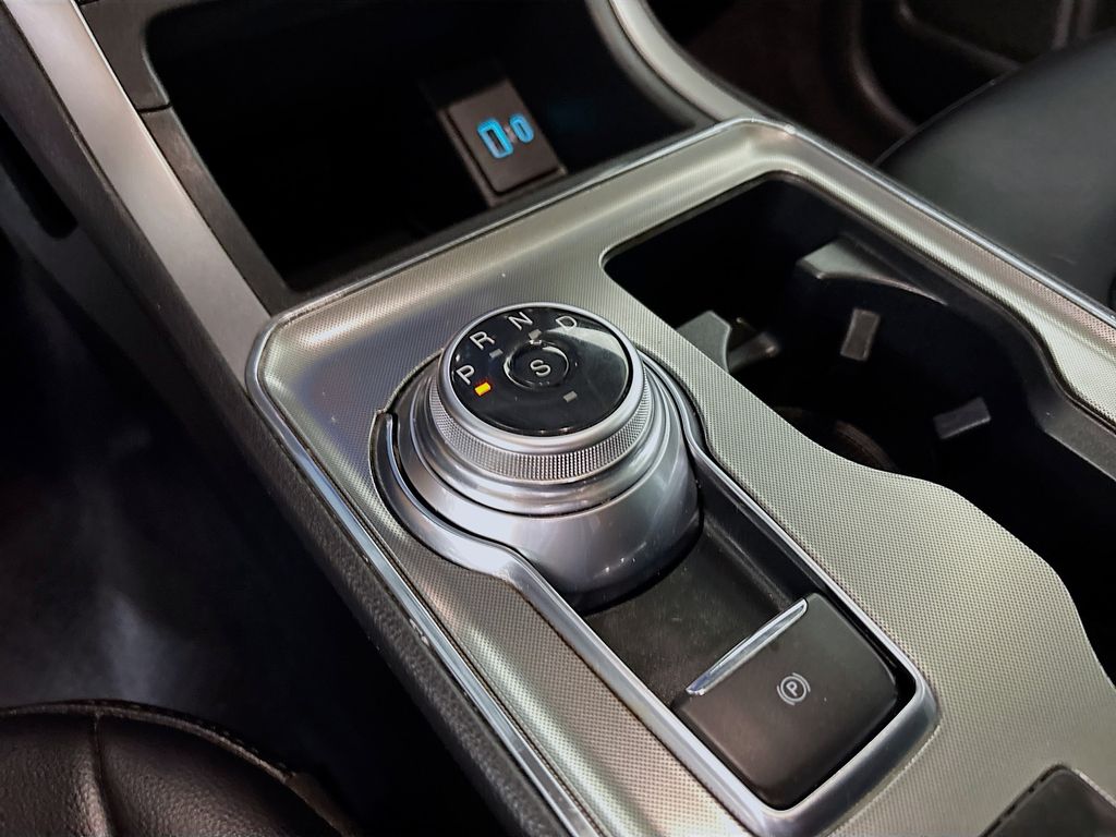 2022 Ford Edge SEL photo 16