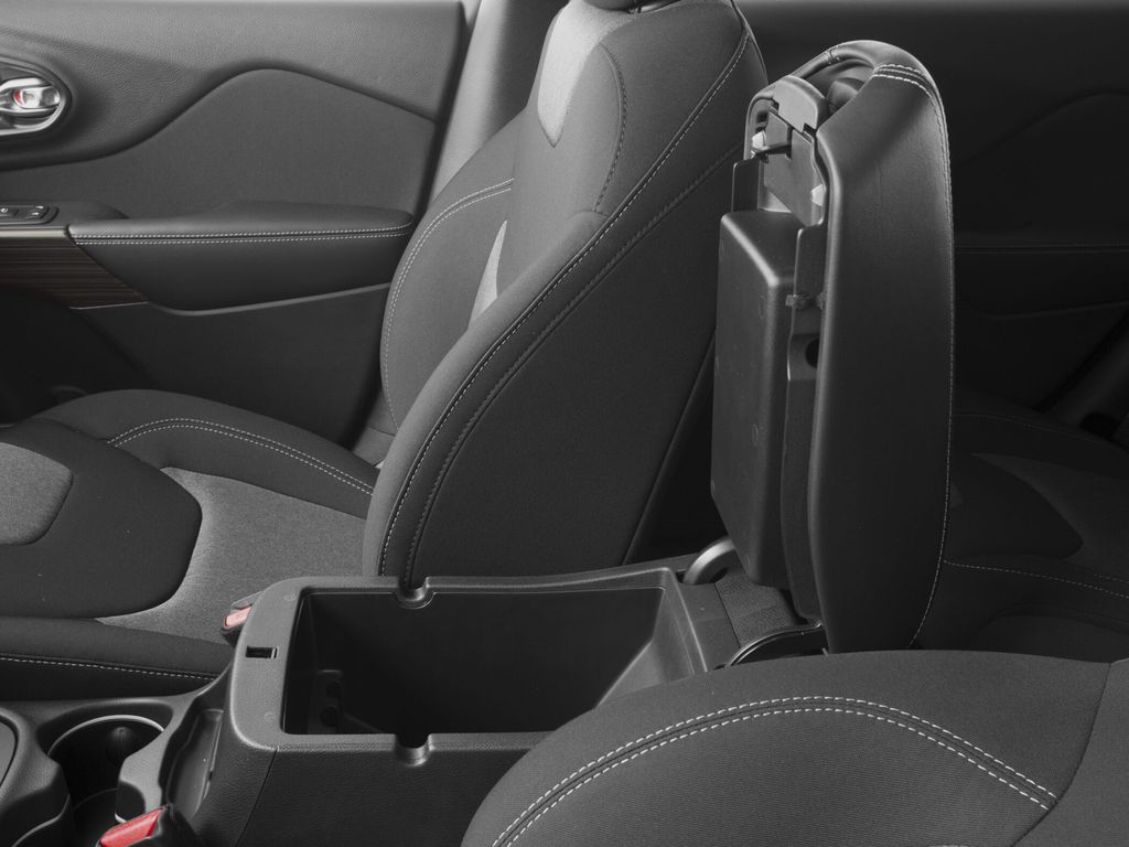 2016 Jeep Cherokee Sport photo 13