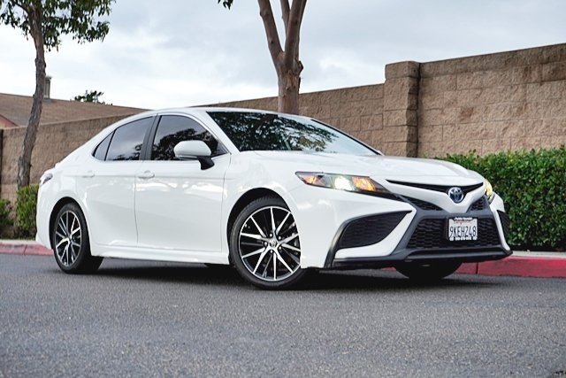2024 Toyota Camry SE's photo