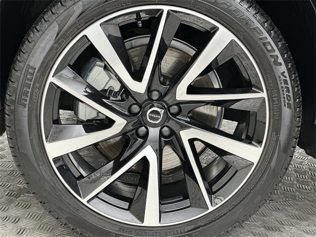 2025 Volvo XC90 B5 AWD Plus photo 2