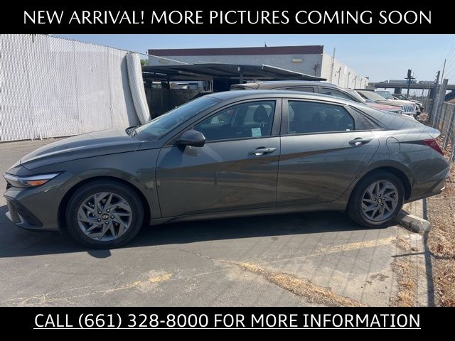 2024 Hyundai Elantra SEL photo 2