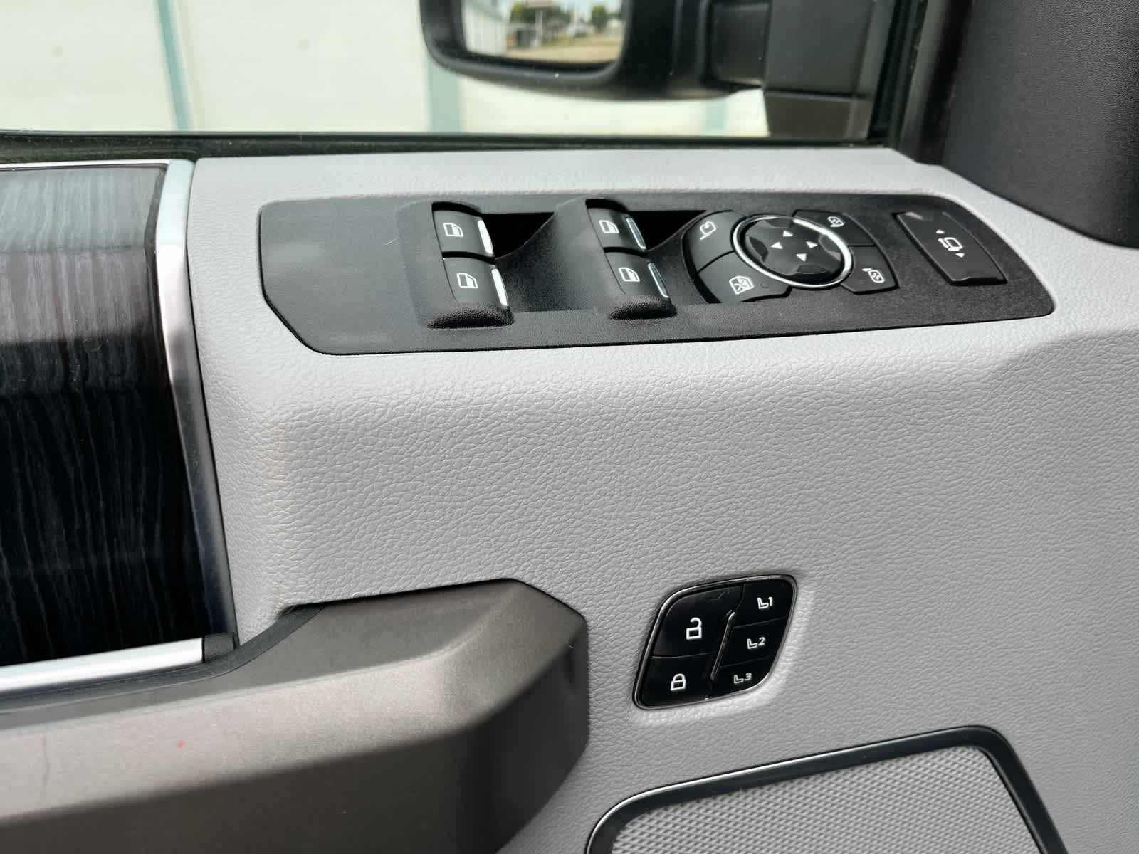 2022 Ford F-350 Limited photo 15
