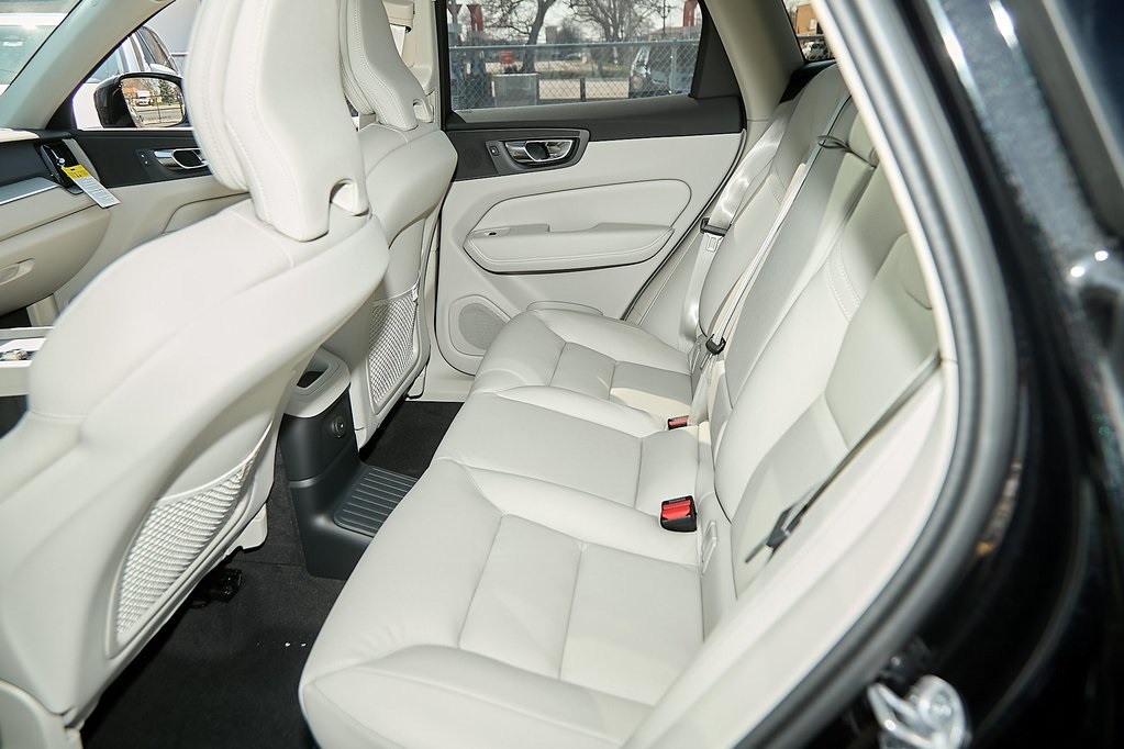 2025 VOLVO XC60 - Image 16