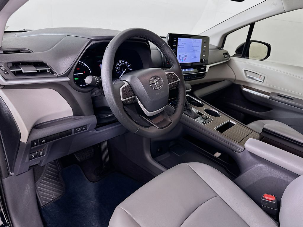 2023 Toyota Sienna XLE photo 9