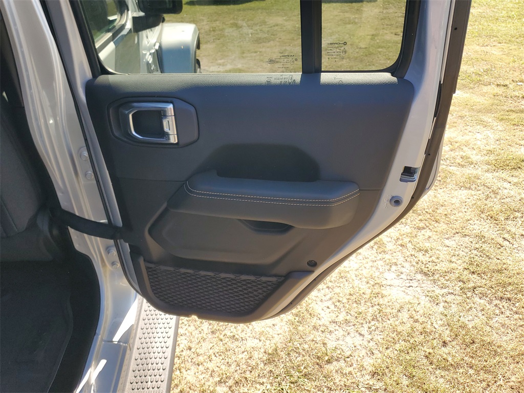 2024 Jeep Wrangler Sahara photo 30