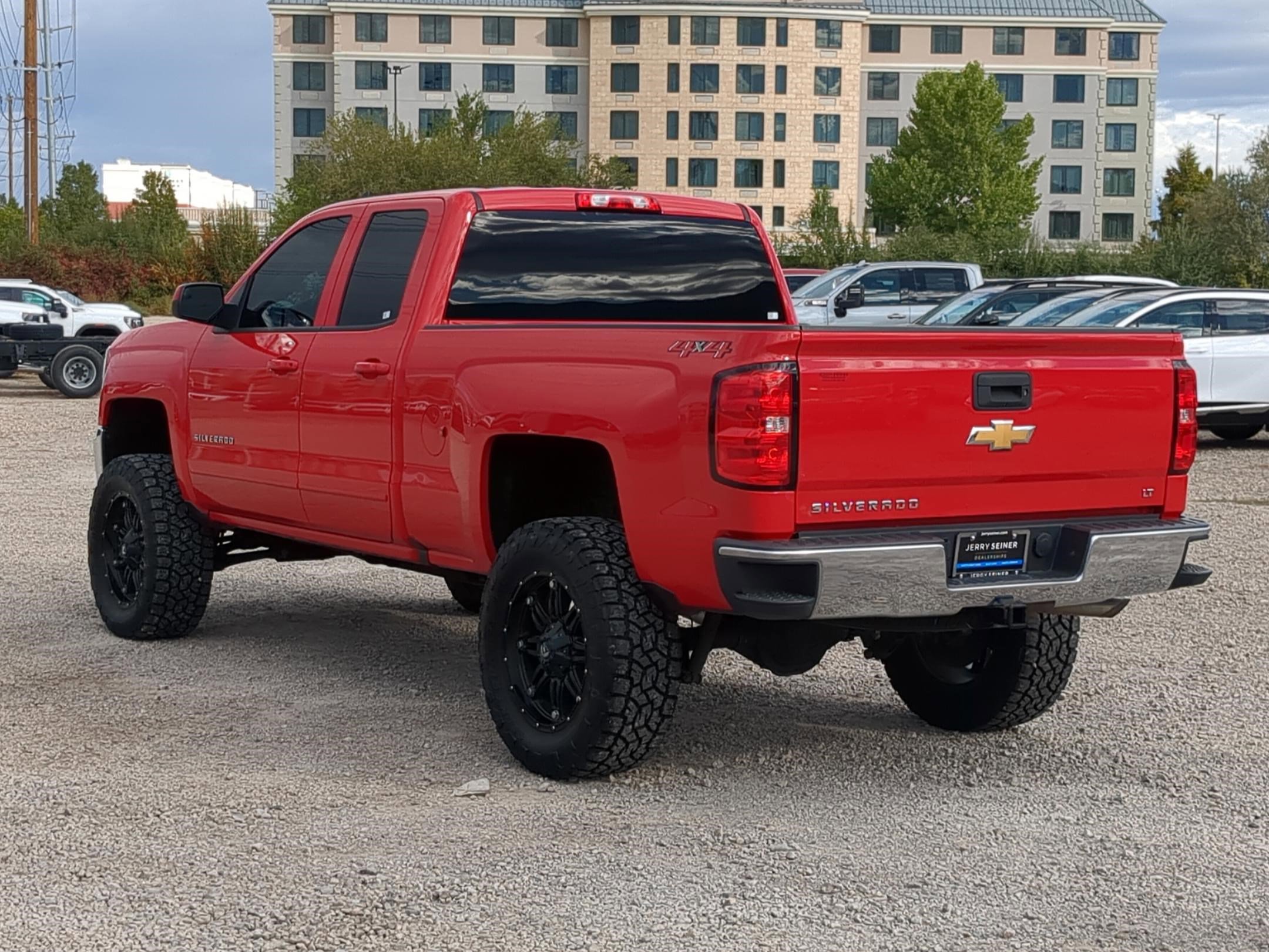2018 Chevrolet Silverado 1500 LT photo 3