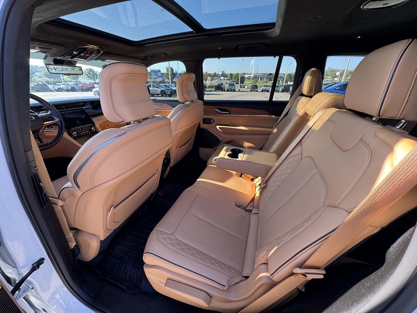 2023 Jeep Grand Cherokee L Summit Reserve photo 17