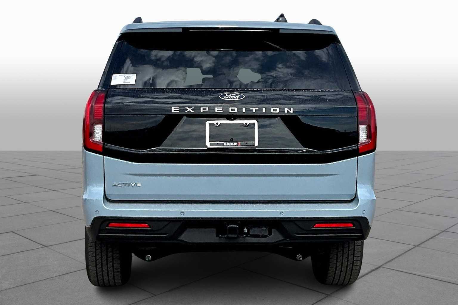 2025 Ford Expedition photo 2