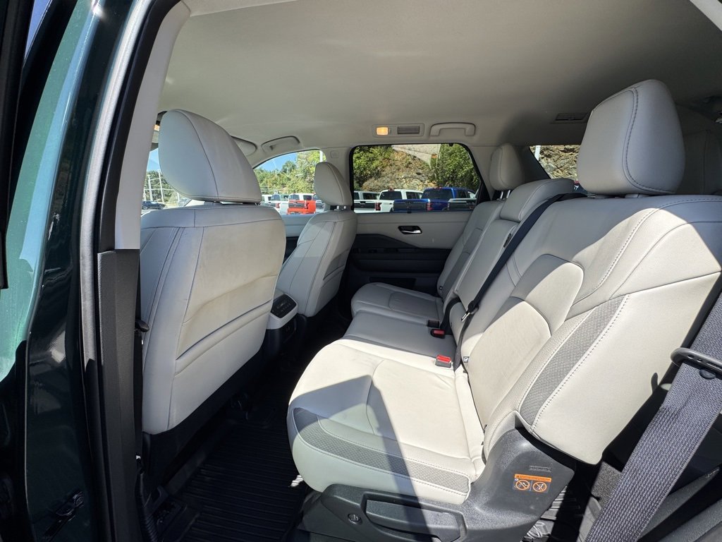 2023 Nissan Pathfinder SL photo 14
