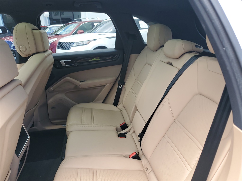 2022 Porsche Cayenne Platinum Edition photo 10