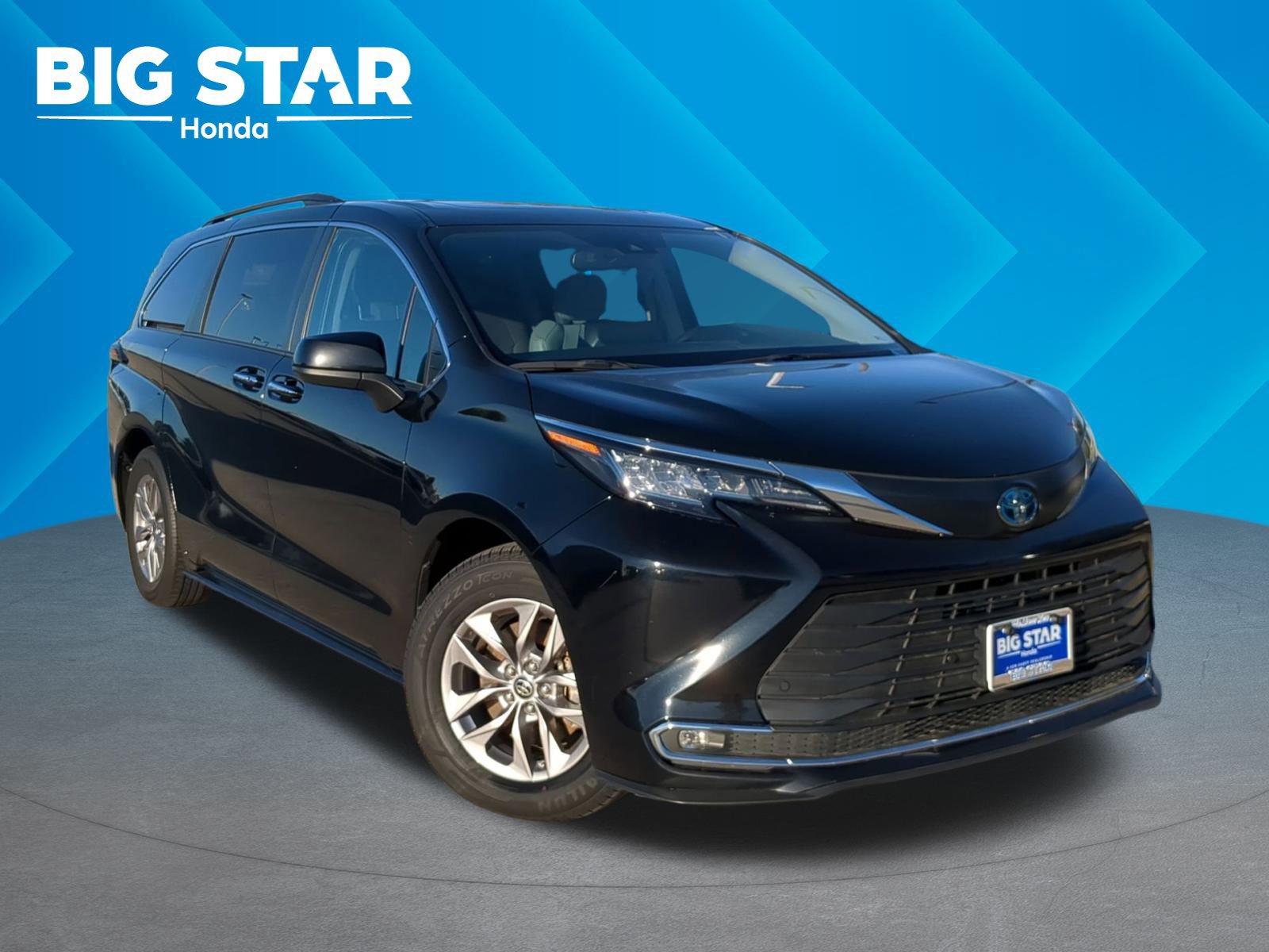 2023 Toyota Sienna XLE's photo