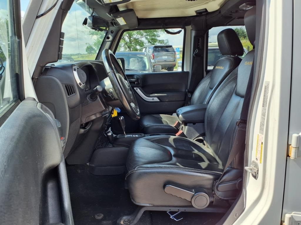 2015 Jeep Wrangler Unlimited Sahara photo 13