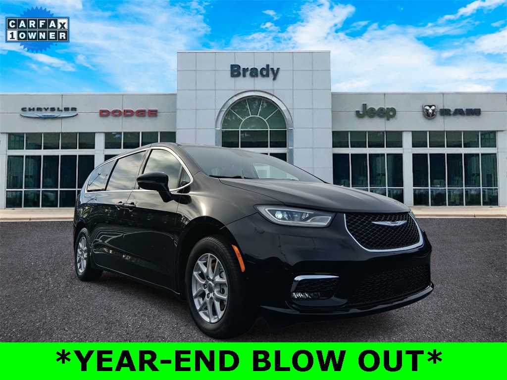 2024 Chrysler Pacifica Touring L's photo