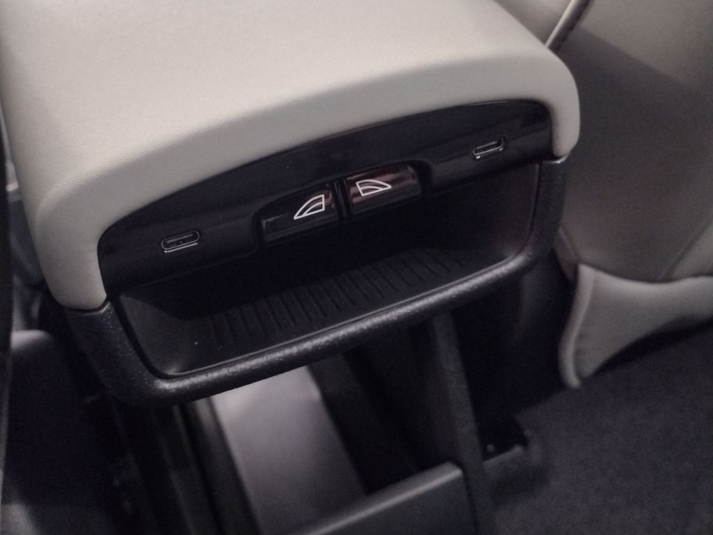 2025 VOLVO EX30 - Image 12