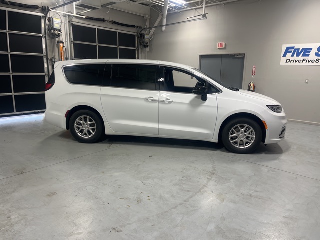 2026 Chrysler Pacifica Select's photo