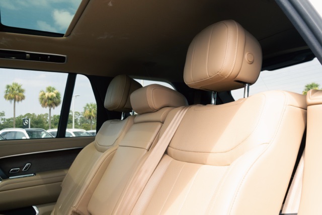 2023 Land Rover Range Rover SE photo 19