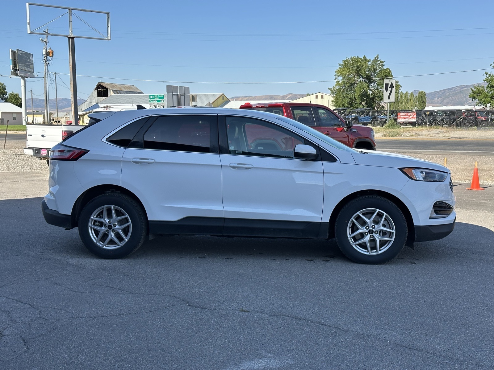 2024 Ford Edge SEL photo 2