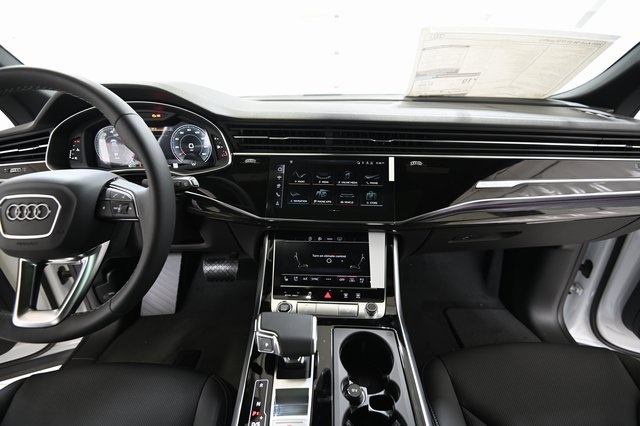 2025 Audi Q8 55 Premium Plus photo 2