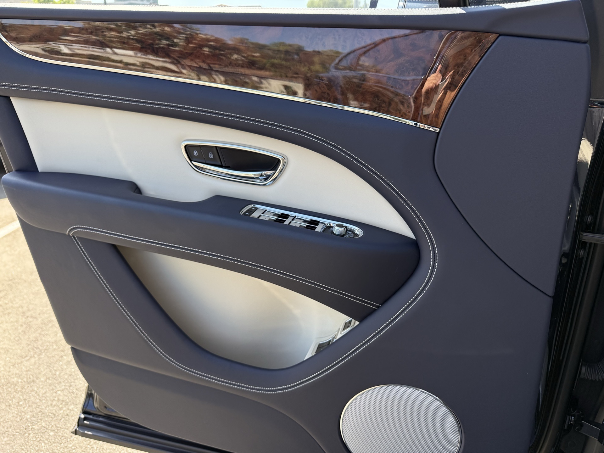 2024 Bentley Bentayga V8 photo 24
