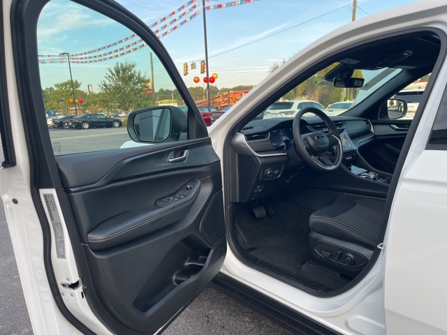 2025 Jeep Grand Cherokee Laredo X photo 3