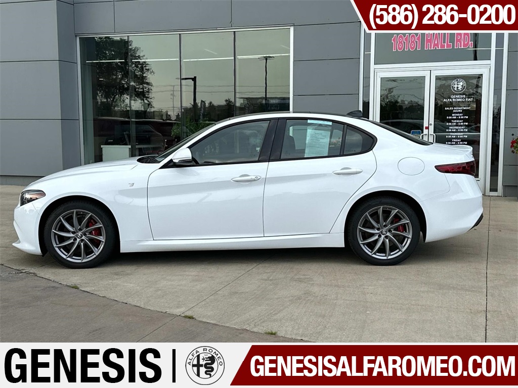2022 Alfa Romeo Giulia Ti photo 2