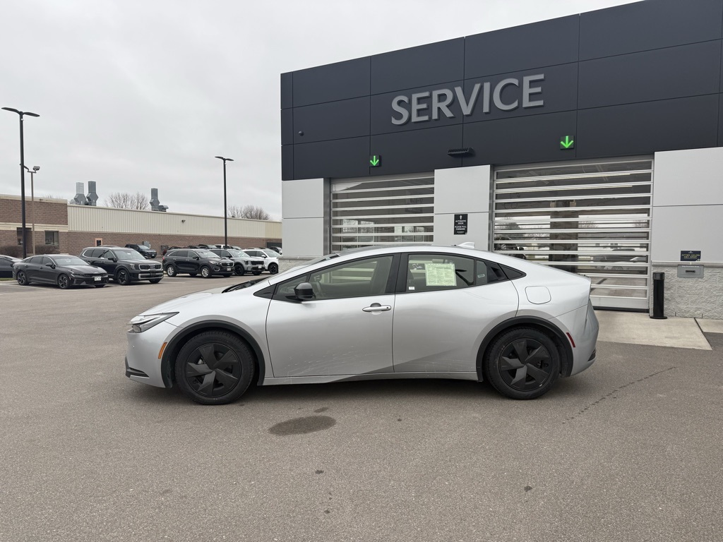 2024 Toyota Prius LE Hybrid photo 2