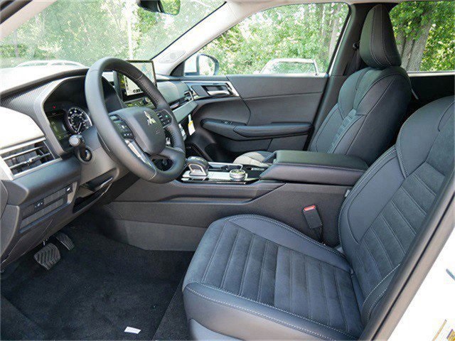 2025 Mitsubishi Outlander SE photo 4