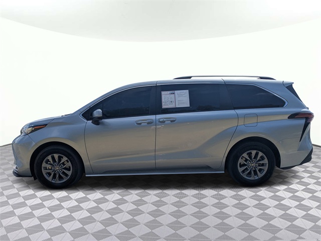2022 Toyota Sienna XLE photo 3