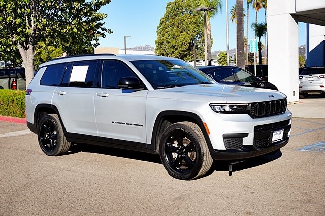 Used 2021 Silver Jeep Altitude image 5