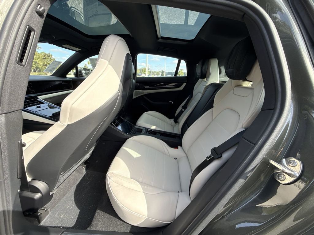2025 Porsche Panamera 4 photo 26