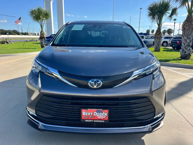 2022 Toyota Sienna XLE photo 2