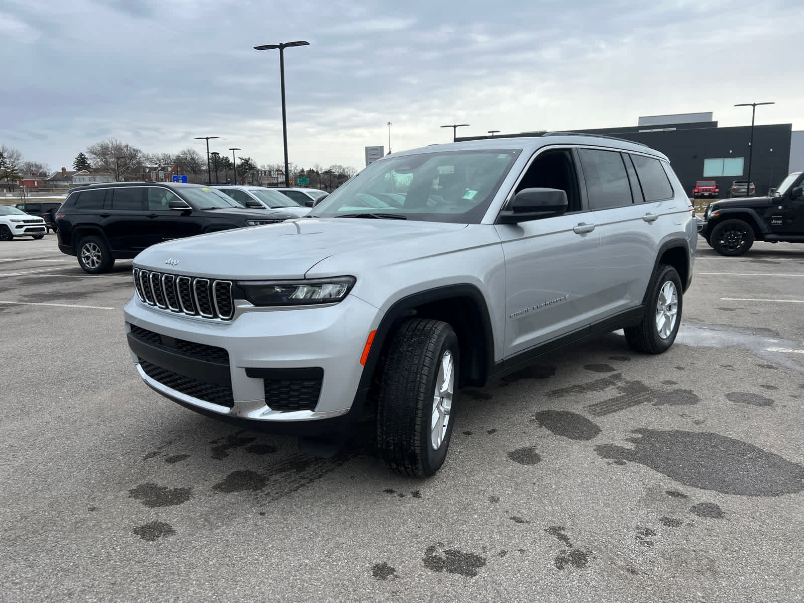 2025 Jeep Grand Cherokee Laredo X photo 3