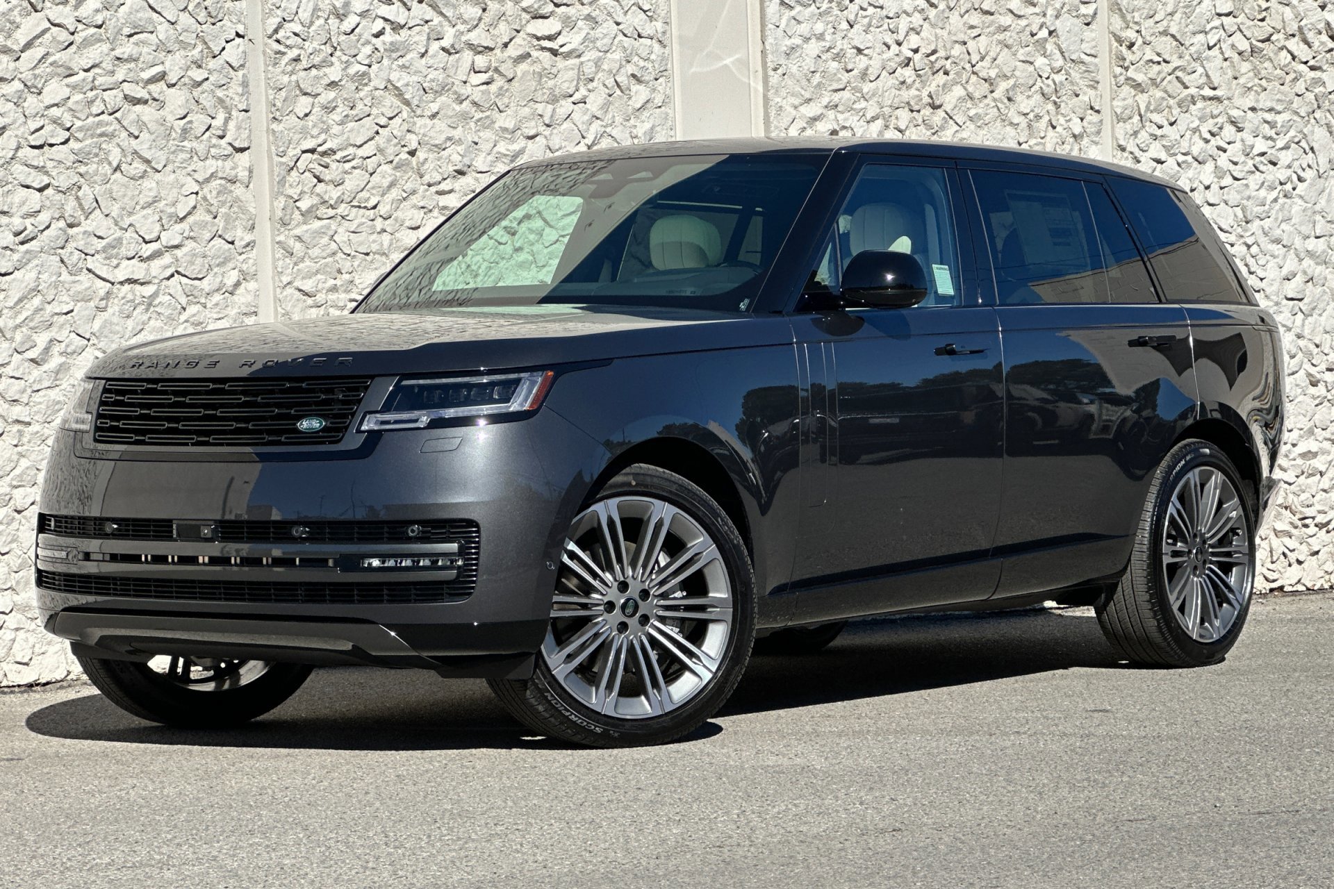 2025 Land Rover Range Rover SE's photo