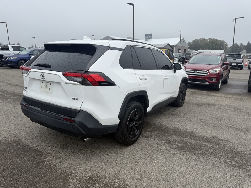 2021 Toyota RAV4 XLE photo 5