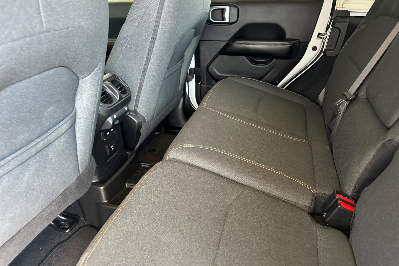 2024 Jeep Wrangler Sahara 4xe photo 12