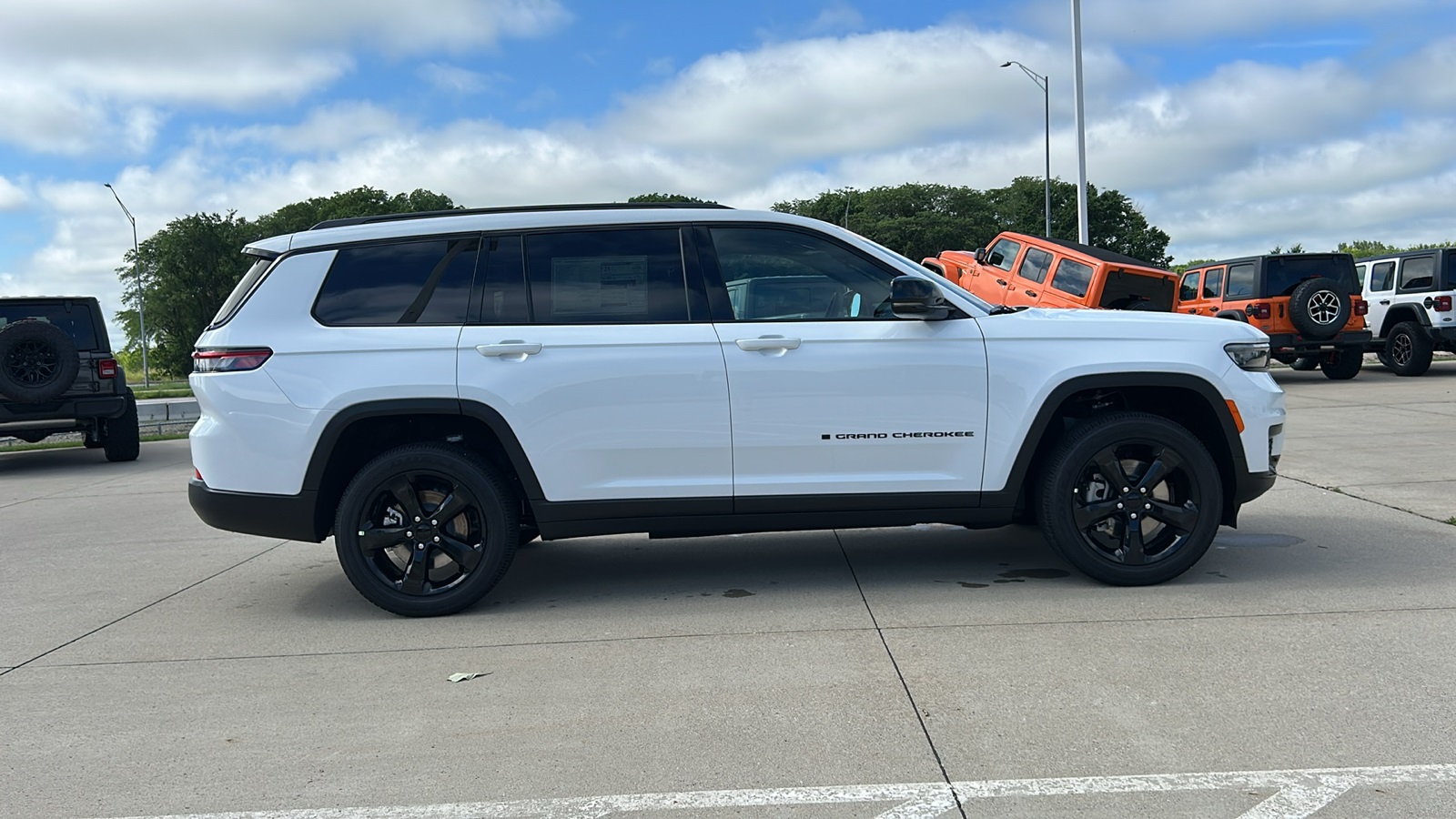 2025 Jeep Grand Cherokee Altitude X photo 2