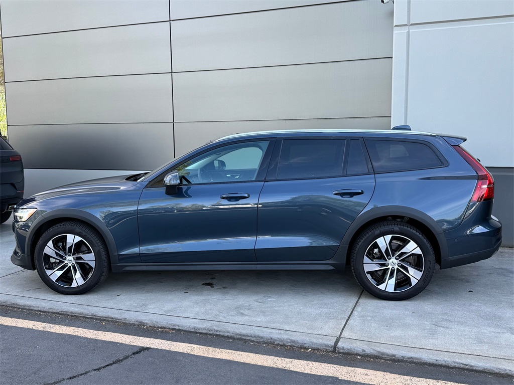 2024 Volvo V60 Cross Country B5 Plus photo 3