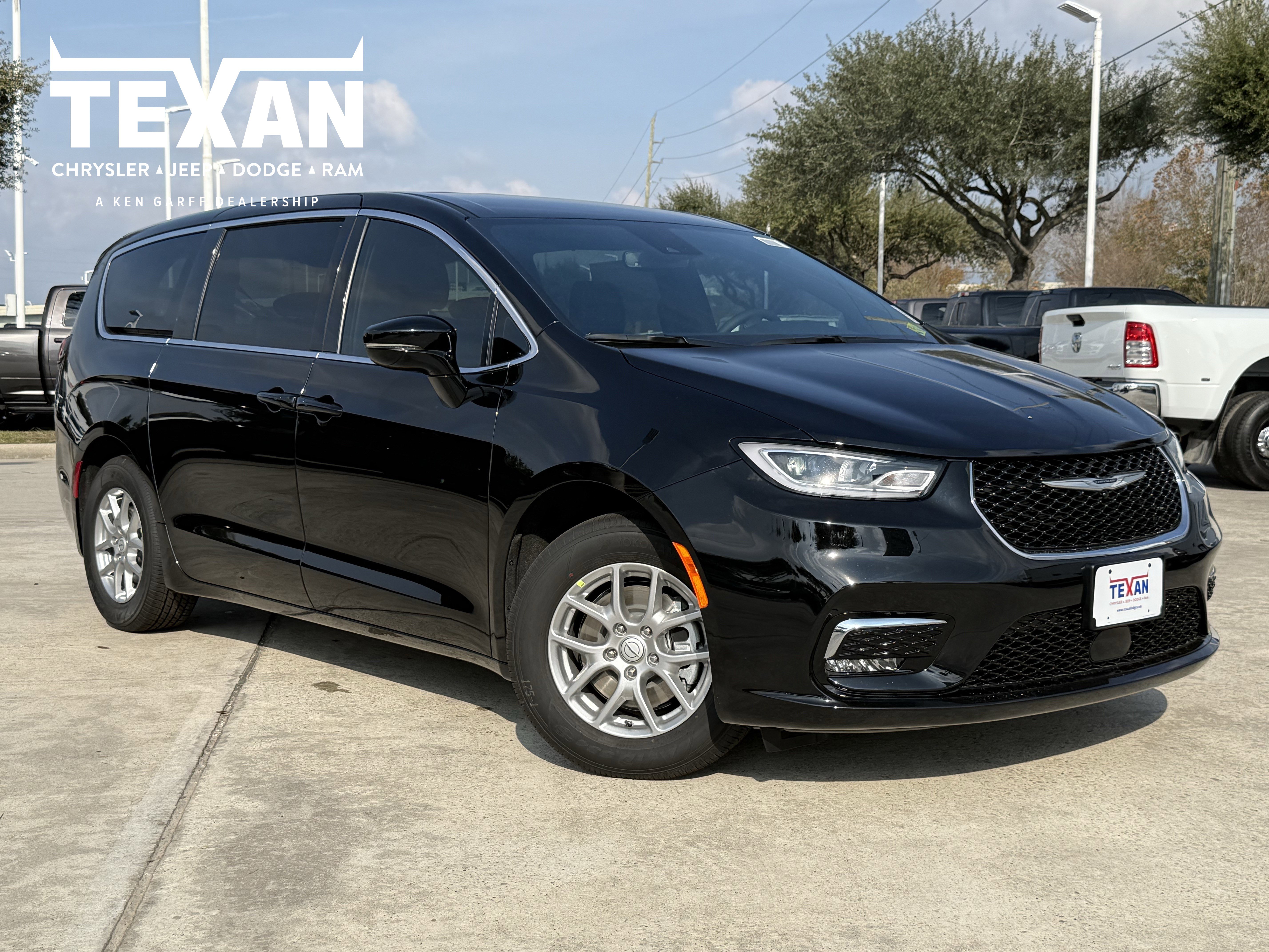 2026 Chrysler Pacifica Select's photo