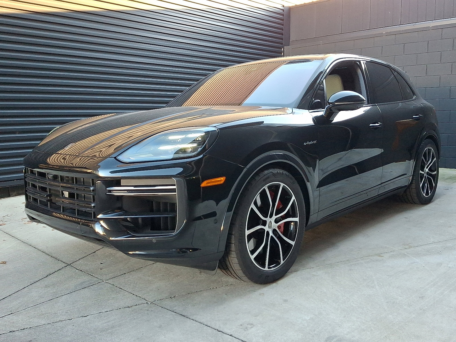 2025 Porsche Cayenne Turbo E-Hybrid's photo