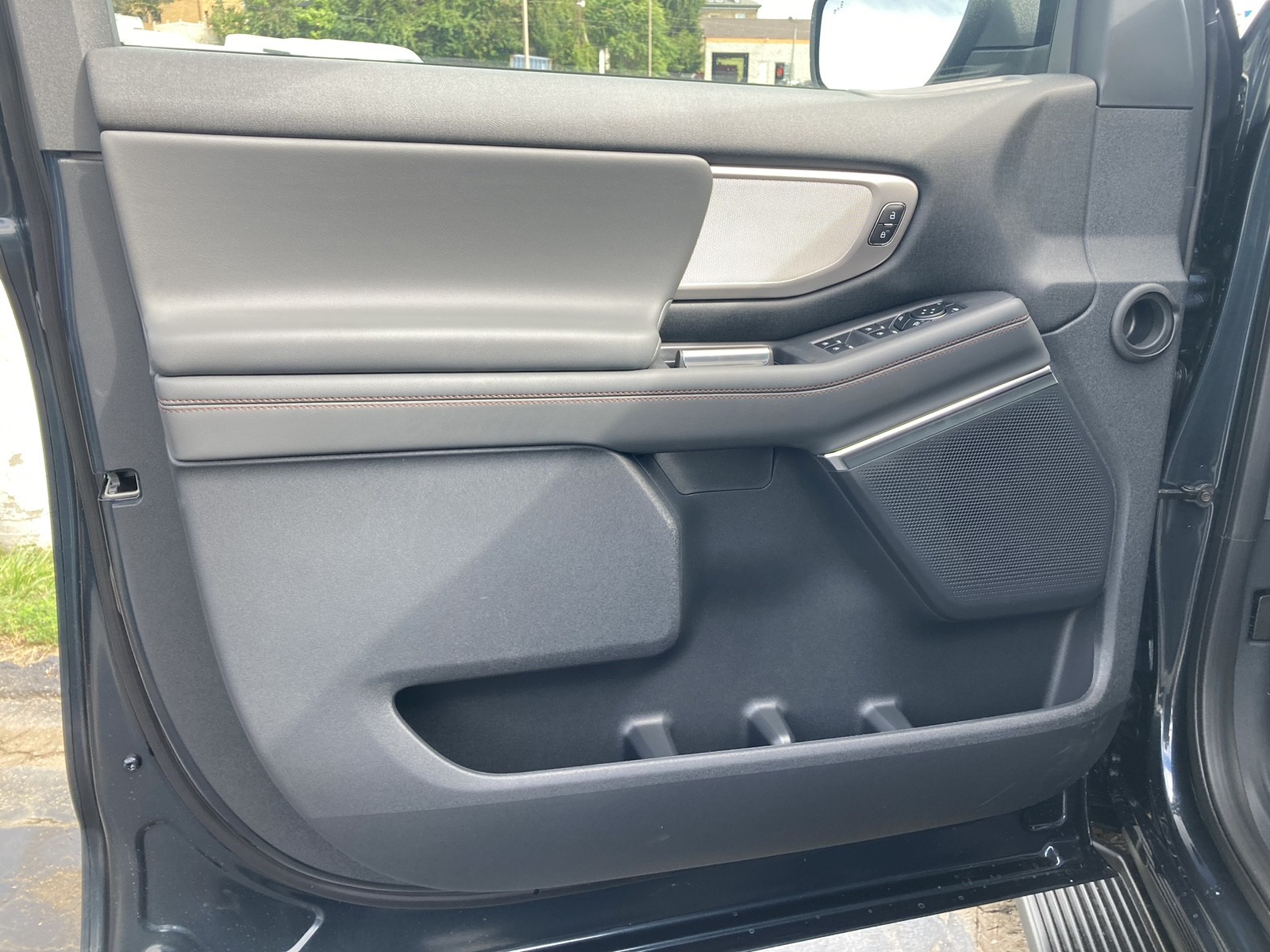 2025 Ford Expedition MAX photo 4