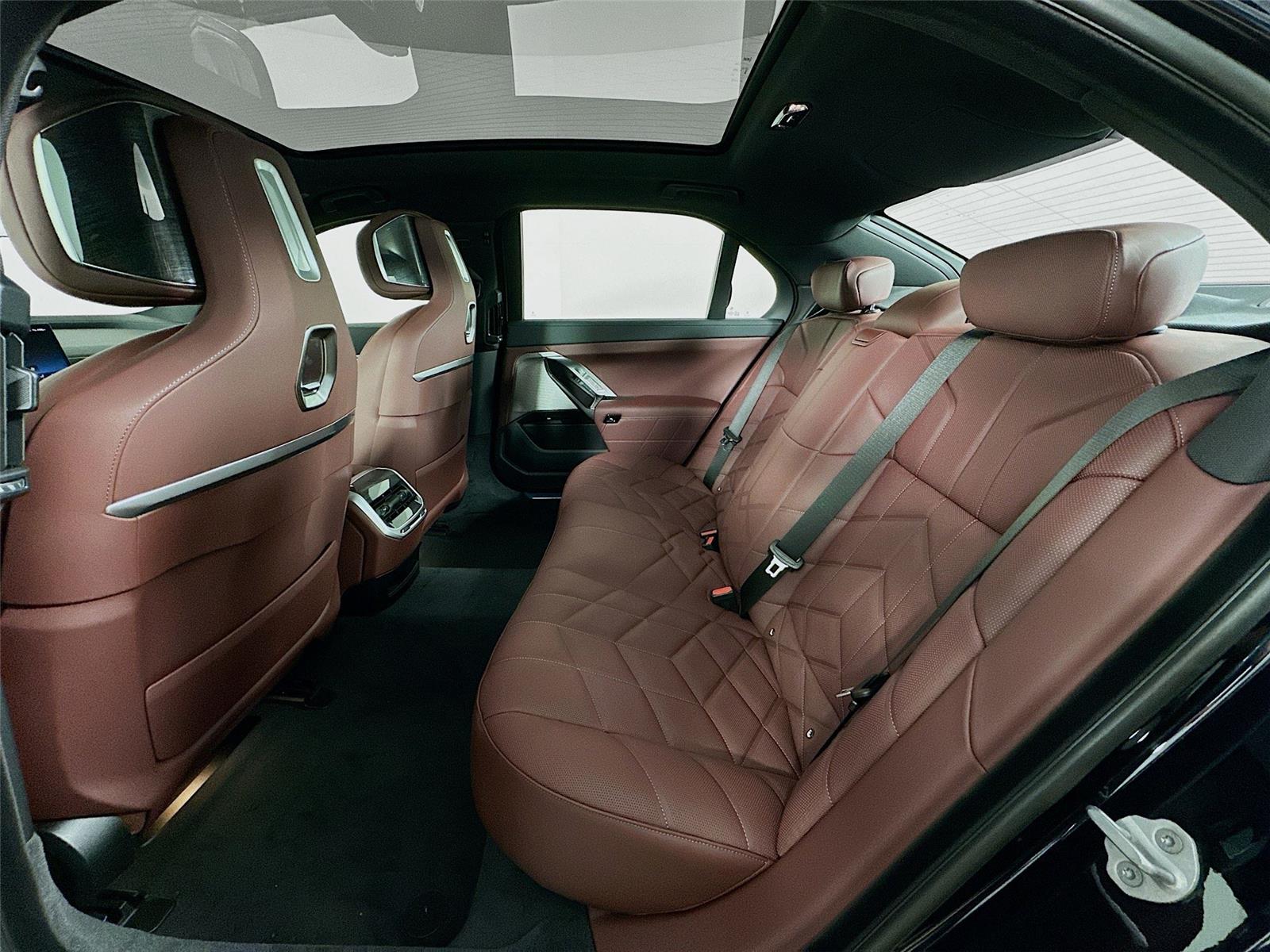 2026 Bmw 750e photo 24